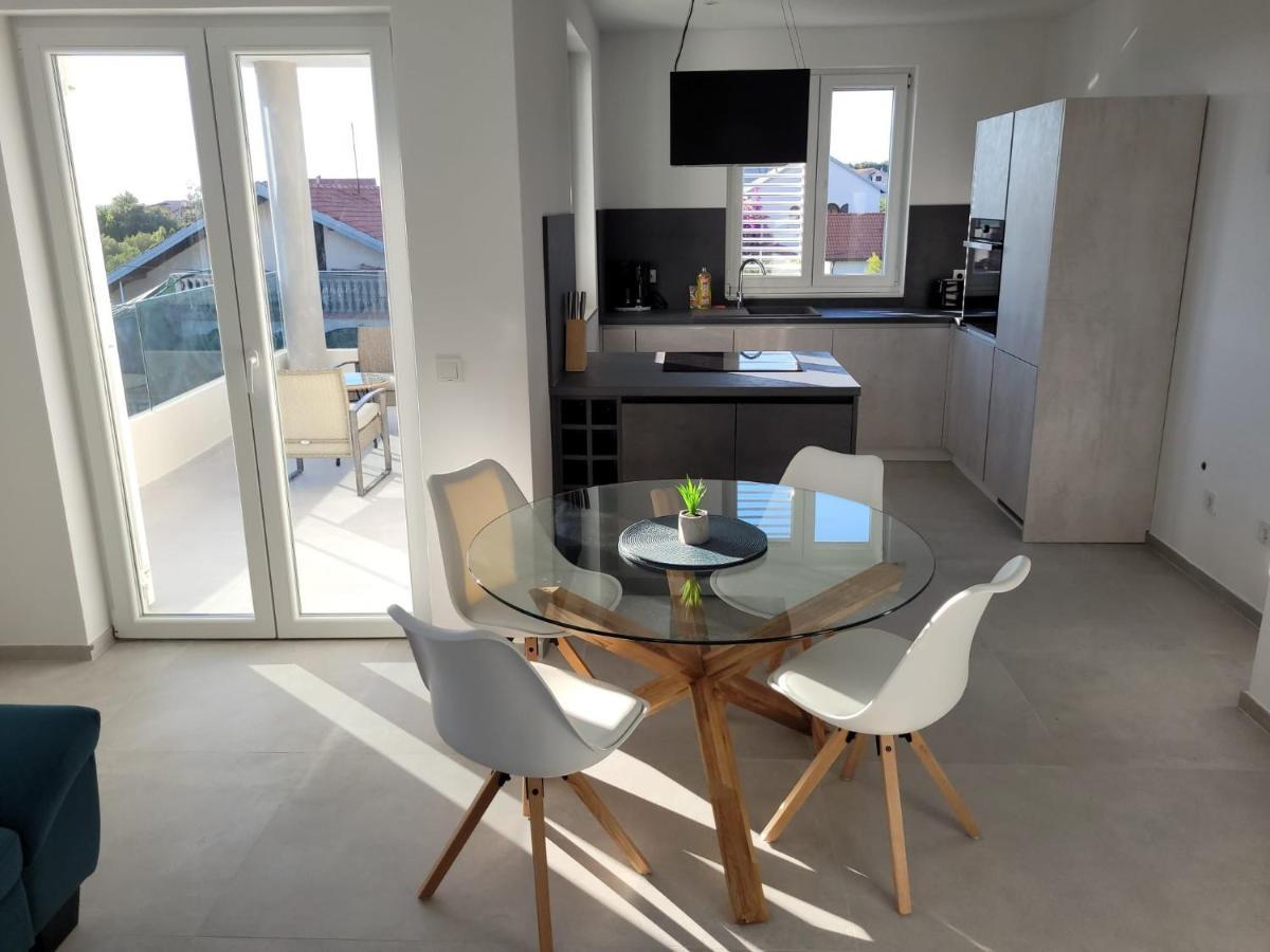 Apartamento Haus Dalmatia With Heated Pool Bibinje Exterior foto